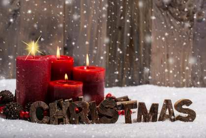 Открытка картинка merry christmas,с рождеством,красные свечи. Открытка картинка открытки картинки на рождество,Merry Christmas с рождеством на английском языке,красивая рождественская открытка картинка merry christmas скачать